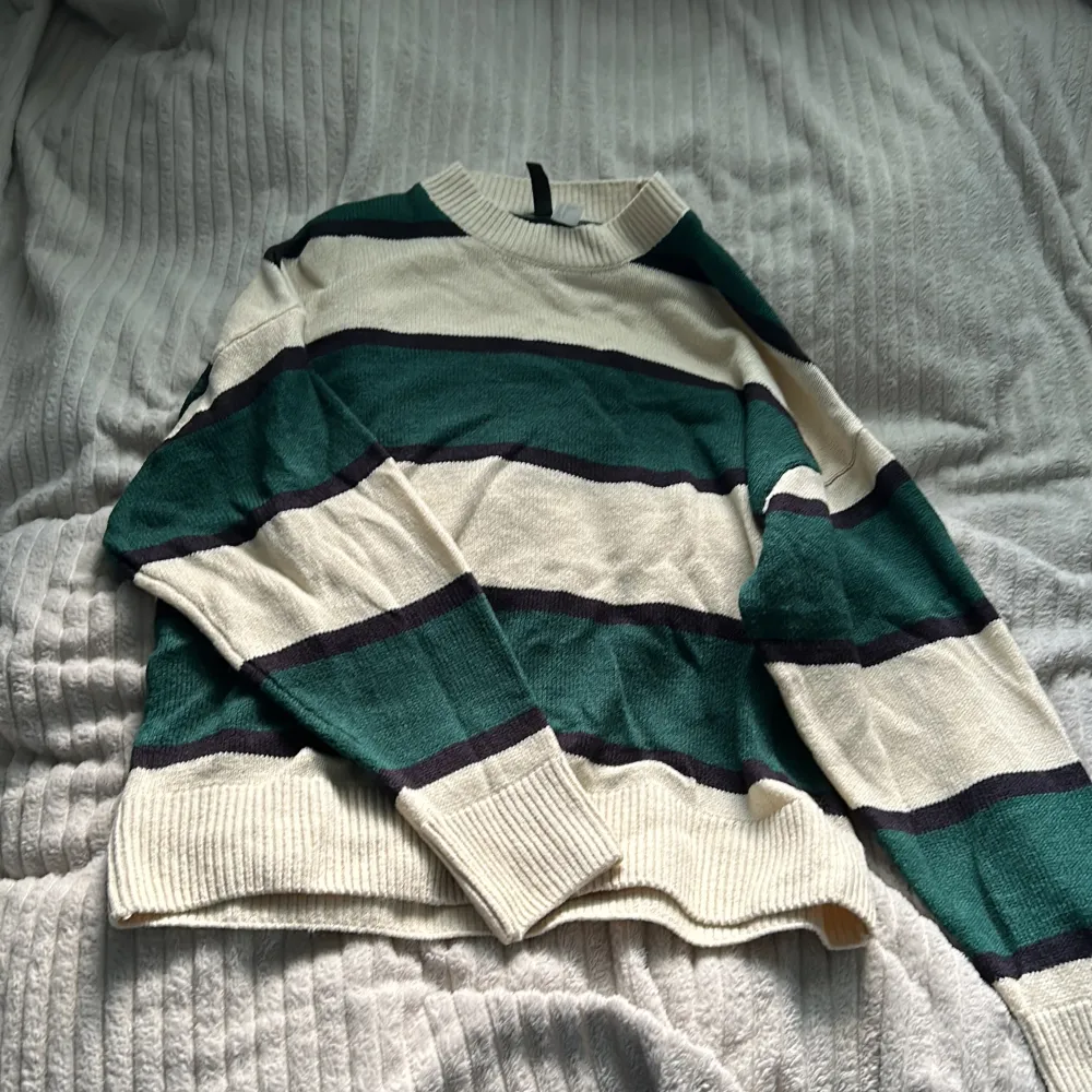 En fin stickad tröja knappt använd från hm divided i storlek S . Stickat.