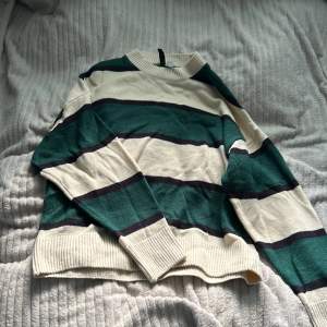 En fin stickad tröja knappt använd från hm divided i storlek S 