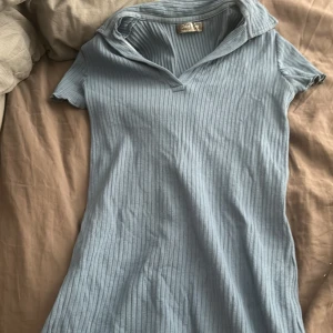 Mörkblå klänning - Mörkare en på bilden men väldigt fin. Nästan aldrig använt. Den har korta t-shirt ärmar med volounge i botten.