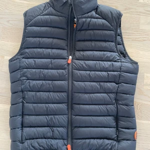 Save the duck väst - Tjena! Säljer denna sjukt feta save the 🦆 väst. Inga defekter, använd mindre än 10 gånger och den är nu för liten på mig. Färgen är ”marin blå (blå)”. Storleken är L men sitter som M, alltså väldigt liten i storlekar.