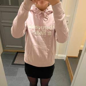 Rosa hoodie i fint skick från Abercrombie & Fitch. Storlek S. Använd gärna köp nu!