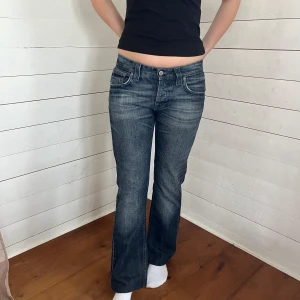 Lågmidjade jeans - Jeans nr: 2  Midjemått(rätt över): 36 Innerbenslängd: 71 Modellen är: 168  (Lite korta på mig)  Skriv om ni har några frågor💗//Perfectjeans 