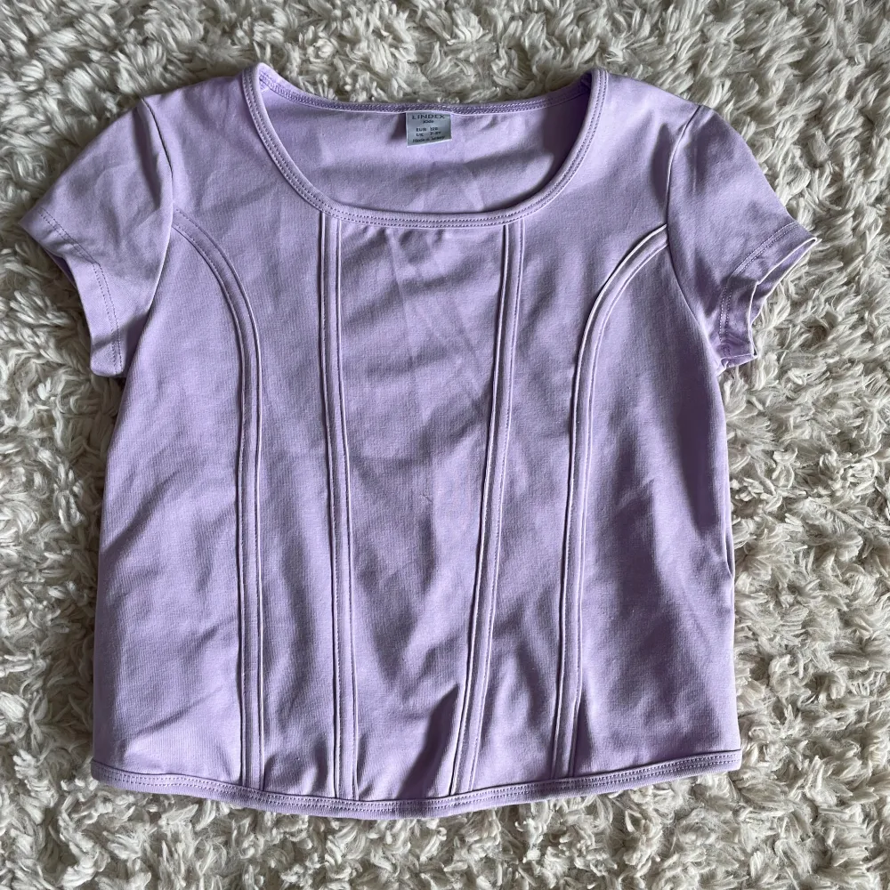 Fin lila tröja med mönster❤️ Bra kvalite och använd några få gånger🫶🏻 Köpt för 250kr. OBS! Köparen står för frakten.. T-shirts.