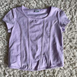 Fin lila tröja med mönster❤️ Bra kvalite och använd några få gånger🫶🏻 Köpt för 250kr. OBS! Köparen står för frakten.