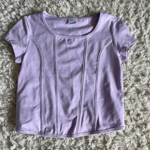 Tröja - Fin lila tröja med mönster❤️ Bra kvalite och använd några få gånger🫶🏻 Köpt för 250kr. OBS! Köparen står för frakten.