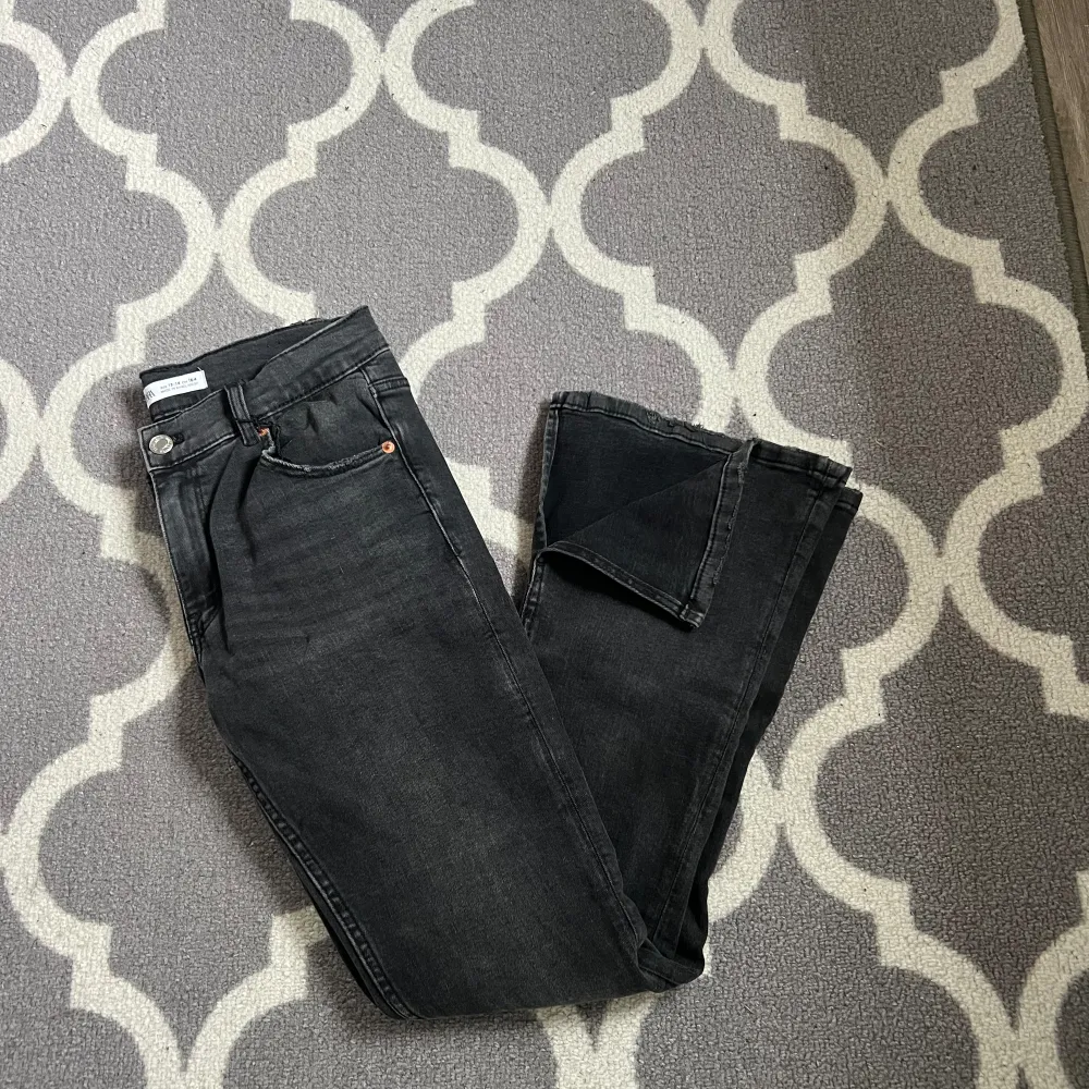 As snygga bootcut jeans med slits från Zara barnavdelning. Endast använda 1 gång så i nyskick❤️. Jeans & Byxor.