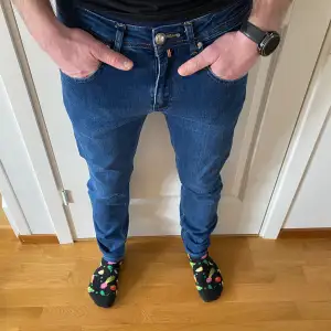 Tja! Säljer ett par Jacob Cohen jeans som gör handsydda jeans i södra Italien. Jeansen är storlek 31. Skicket är 9/10 inga defekter och varsamt använda. Vid frågor är de bara höra av dig🙌