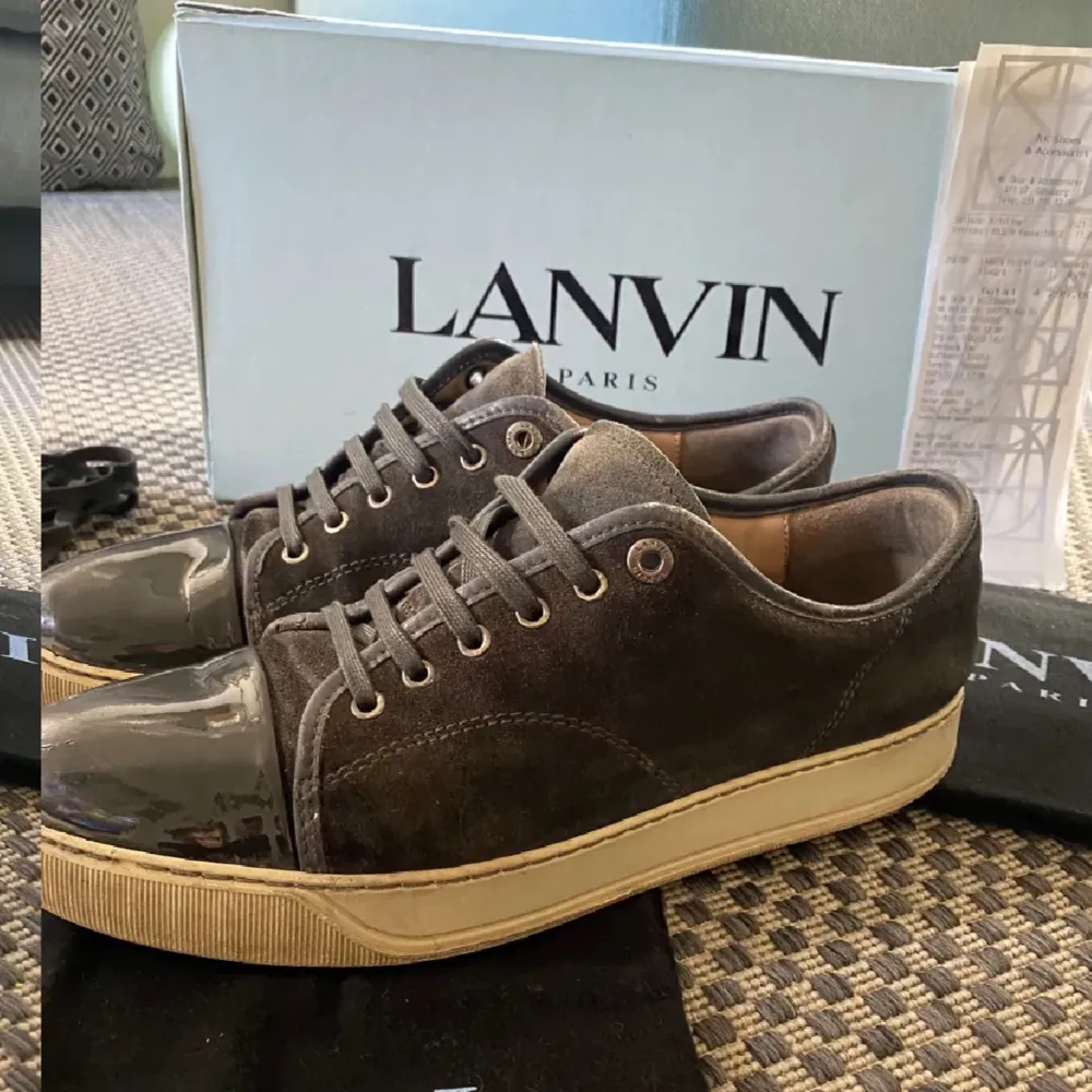 ett par fräscha Lanvin skor i grå. Skicket är 7/10 och storleken är uk 7= 41/42. De är köpta på NK för 4300kr, kvitto finns. Allt org medgår.. Skor.
