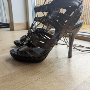 Sandaletter - Donna Karan - Bronsfärgade höga sandaletter i skinn, 11 cm klack. Nyskick, använda en gång på en fest inomhus. Älskar dem men kan inte gå i så höga klackar :( Nypris EUR 596.
