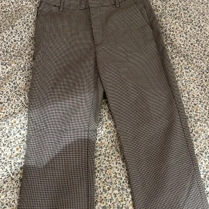 Rutiga kostymbyxor  - Ankellånga kostymbyxor i en rak modell. Snygga, men är tyvärr för små för mig.