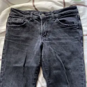 Jeans från stradivarius och är köpta på Zalando för ungefär 2 år sedan. De är ganska slitna då färgen försvunnit lite och lite trådiga i slutet av byxan.