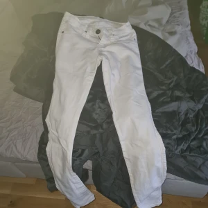 Dr.denim Jeans Från Salt - Högmidjade jeans, ganska nya. Använda max 13gånger säljs på grund av att dom helt enkelt blivit för små för mig. Passar folk som är petite 500 i butik säljer dom för 150 