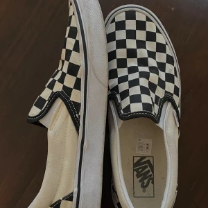 Rutiga Vans Skor - Äkta rutiga Vans skor🥳Okej skick, använd några gånger men funkar ändå!! St 39 men funkar även 40🫶Pris kan diskuteras!!🤗🤗