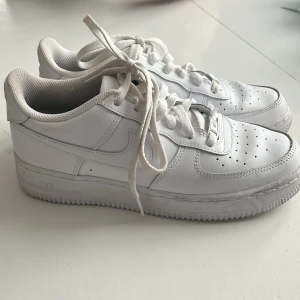 Nike airforce 1 skor  - ORD PRIS:1200kr säljer för 800!!!Dessa skor är använda en gång men inte mer än så.Dem är i storlek 39 & dem är i jättefint skick och är mycket vitare än på bilderna.☺️