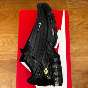 Nike AIRMAX PLUS III  - köpte dessa i februari. Använt 1 gång, perfekt skick 9,5/10. finns en liten skav vid insidan, tillverkningsfel. priset kan diskuteras.