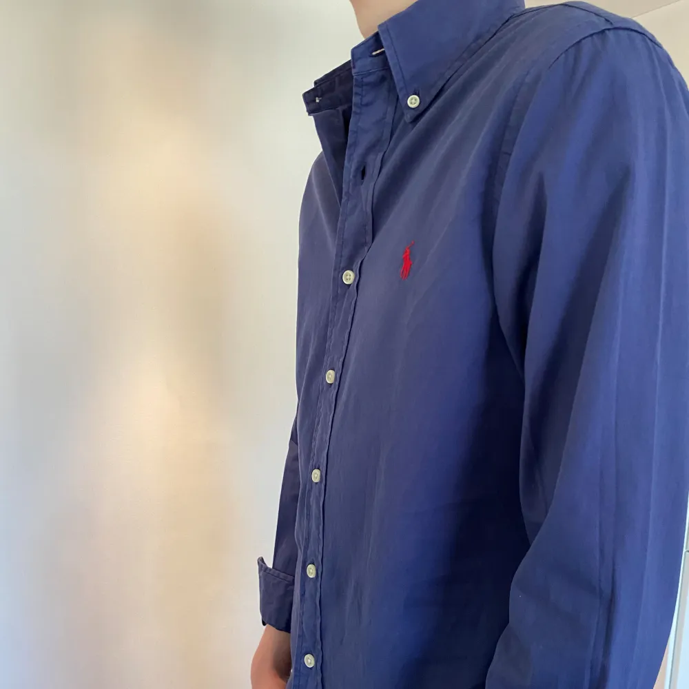 Säljer denna väldigt eftertraktade skjortan från Polo Ralph Lauren för endast 399!kr🤩| super bra skick utan defekter! | skriv vid frågor och funderingar!😁. Skjortor.