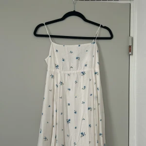 Lång blommig klänning  - Är inte see-through då den är dubbel lager. Verklig i storlek. Passar perfekt för nån som är 1.65. 