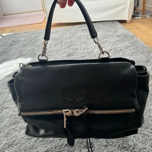 Zadig & Volataire väska - Hej hej! Säljer denna jättefina väska i en unik modell då den inte finns kvar samt att väska har olika material på de olika sidorna😍 Använd ca 2-3 gånger så i VÄLDIGT fint skick och därav priset (inköpt för 4000kr på Zadig). Dustbag + längre band ing