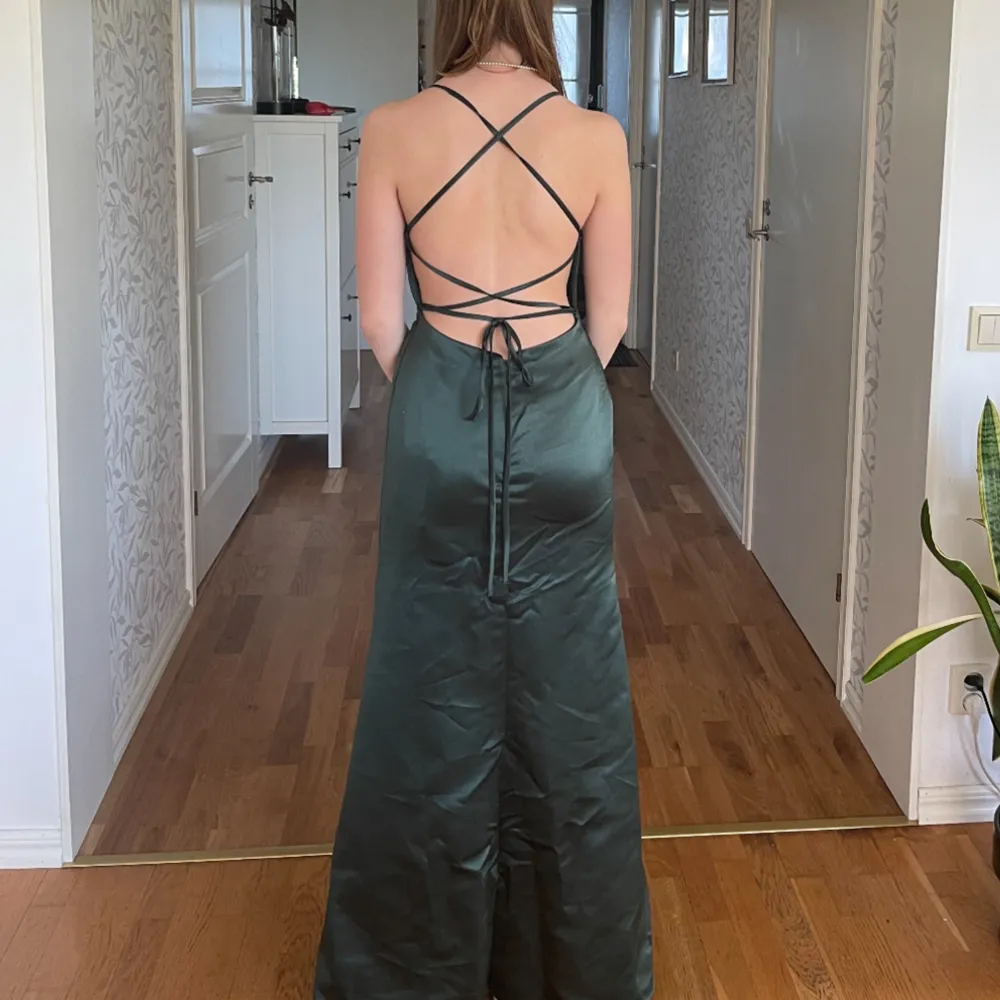 Säljer nu min balklänning från JJ’sHouse! Köptes för 1500kr i färgen jägargrön. Klänningen är i fint skick och supersnygg på🥰skriv för mått osv!. Klänningar.