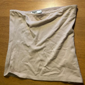 Beige tubtopp - Säljer denna tubtopp ifrån nakd i storlek M men som skulle möjligtvis passa S!