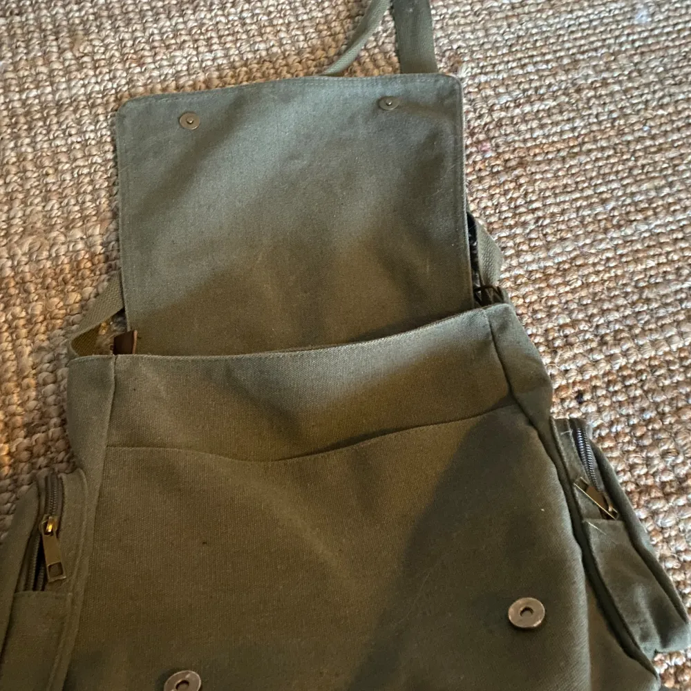 hej!  jag säljer denna totoro väska, jag har köpt den för 400 kr och jag säljer den för 300 kr! 🫶🏻 kontakta mig för övriga frågor!. Väskor.
