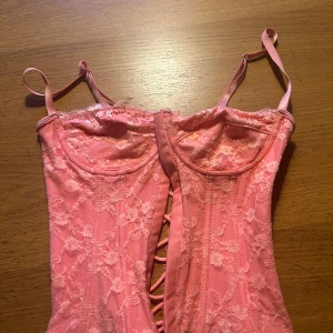 Rosa korsett - Säljer denna rosa korsett i storlek s som är förliten!