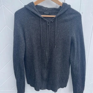 Tiger of sweden zip - En skön stickad zipup från tiger of sweden. Väldigt svårt att få tag på. Nypris runt 1300.  Storlek M men passar mer åt S-XS. Skriv vid funderingar🙌