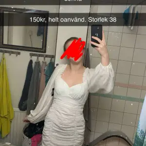Vit studentklänning från Nelly Helt oanvänd, endast provad Nypris 399, säljer för 150 men kan gå ner till 100kr Kontakta för mer bilder