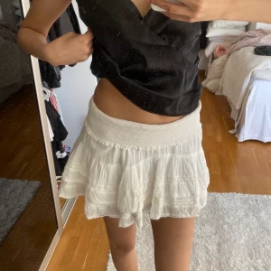 Vit neo noir kjol - Perfekt till sommaren 🌞🫶