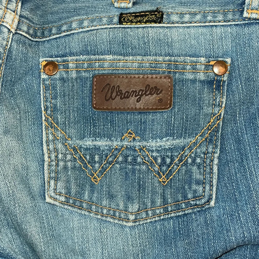Säljer dessa jätte snygga Wrangler jeans pågrund utav att de är försmå i framförallt runt rumpan/midian, pris kan diskuteras.🫶🏻. Jeans & Byxor.