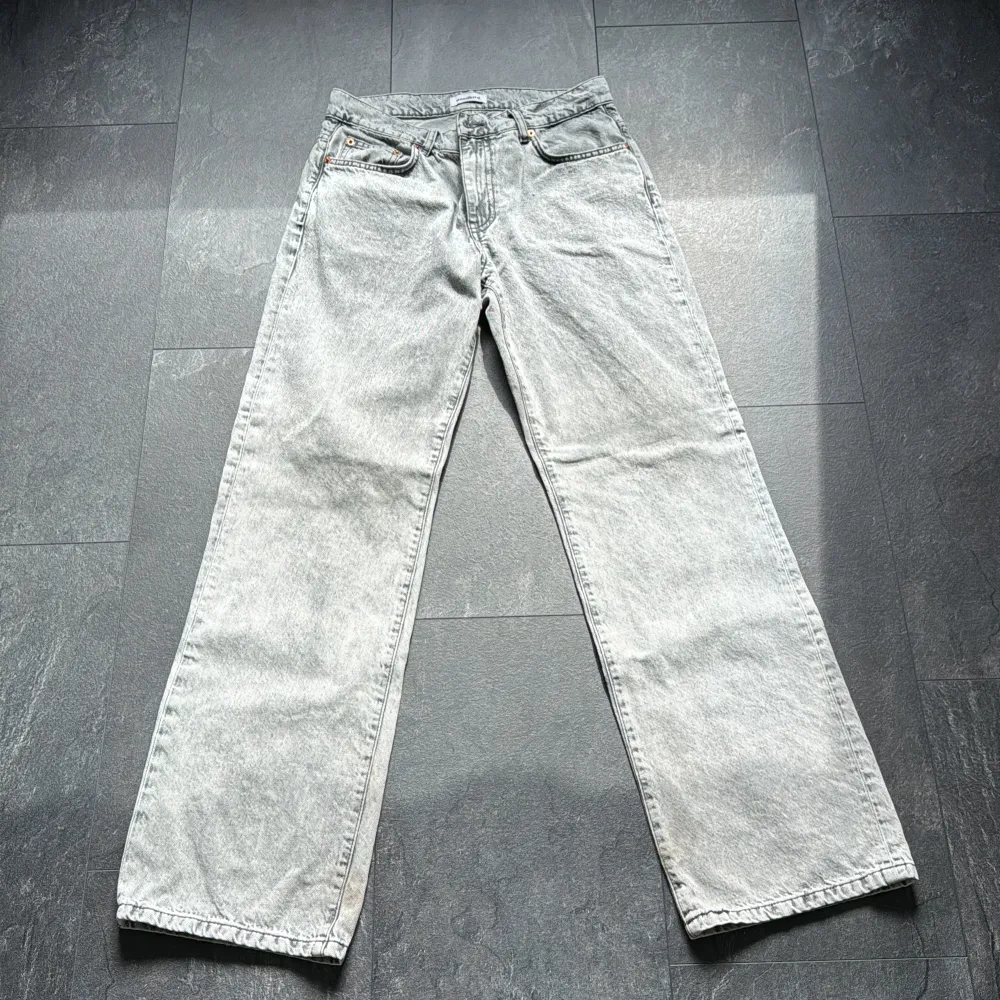 Säljer dessa W31 L32, enda defekter är att det är lite smuts nere vid benen på baksidan ungefär men ska gå att tvätta bort om man tvättar noga.. Jeans & Byxor.