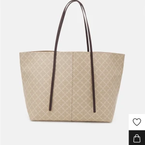 Malene Birger väska  - Malen birger väska Abi i färgen fether. Nästan aldrig andvänd köppt för 4 månader sen. Jättebra sick. Nypris 3200kr. Säljer pga att den inte andvänds. Skriv om du har frågor🫶🏼