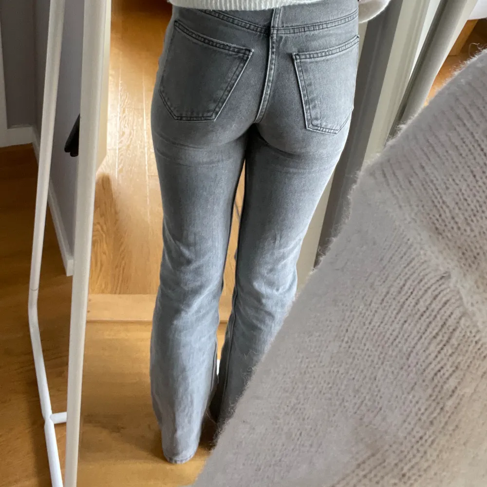 Gråa jeans från Gina Tricot i modellen ”Full length flare”💗 I bra skick o nypris 500kr🙌. Jeans & Byxor.