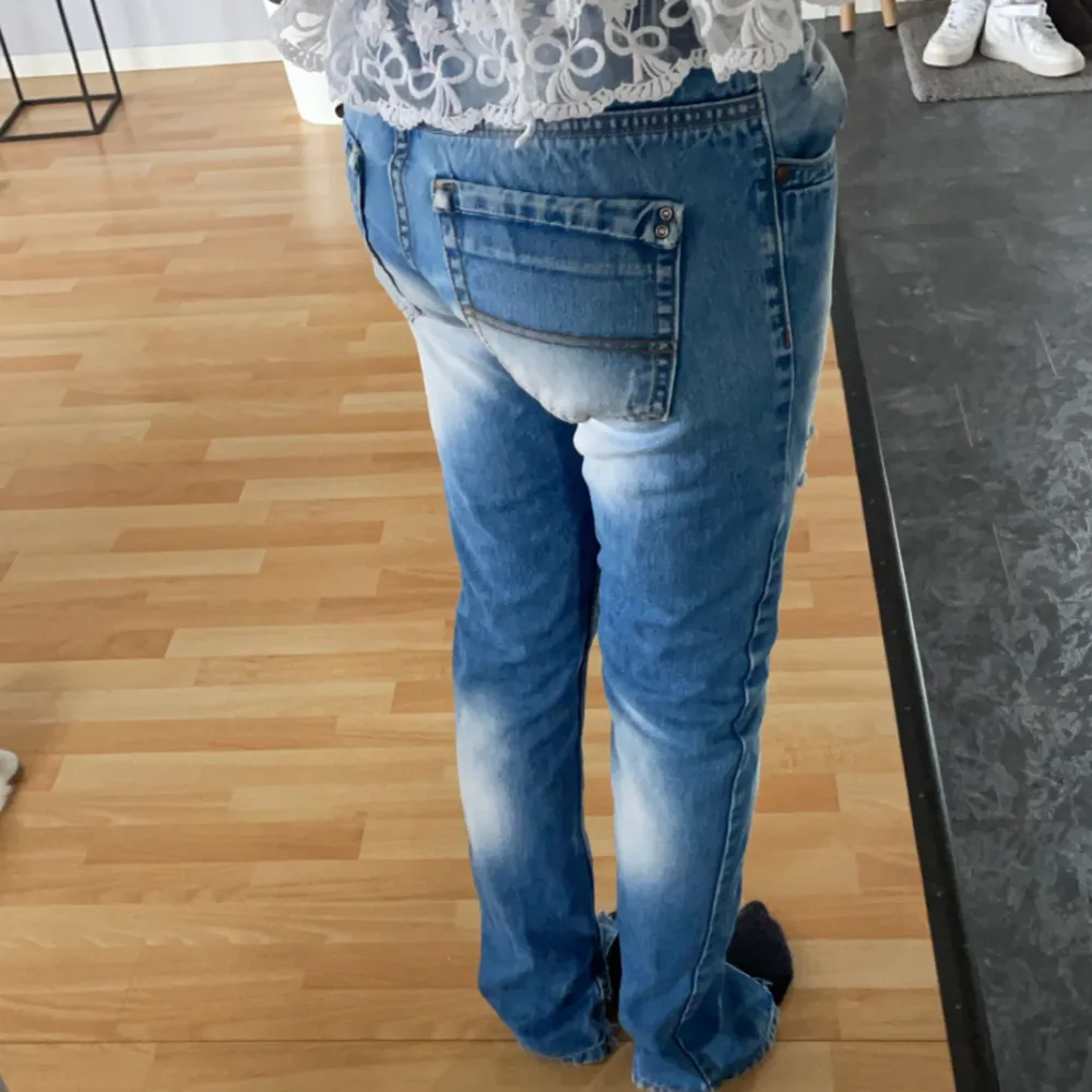 Lågmidjade blå jeans, gylfen är rätt så trög och dom är klippa med slits nertill💕. Jeans & Byxor.