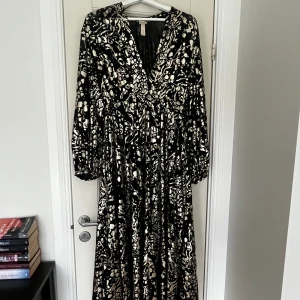 Klänning - Fin långklänning i fint skick. Glittrigt mönster 💗