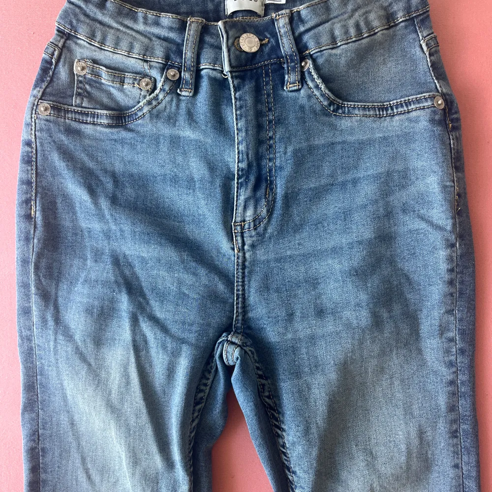 Blåa skinny jeans. Aldrig använd. Storlek xs, men funkar för S också.  Inte alls genomskinliga. Högmidjade . Jeans & Byxor.