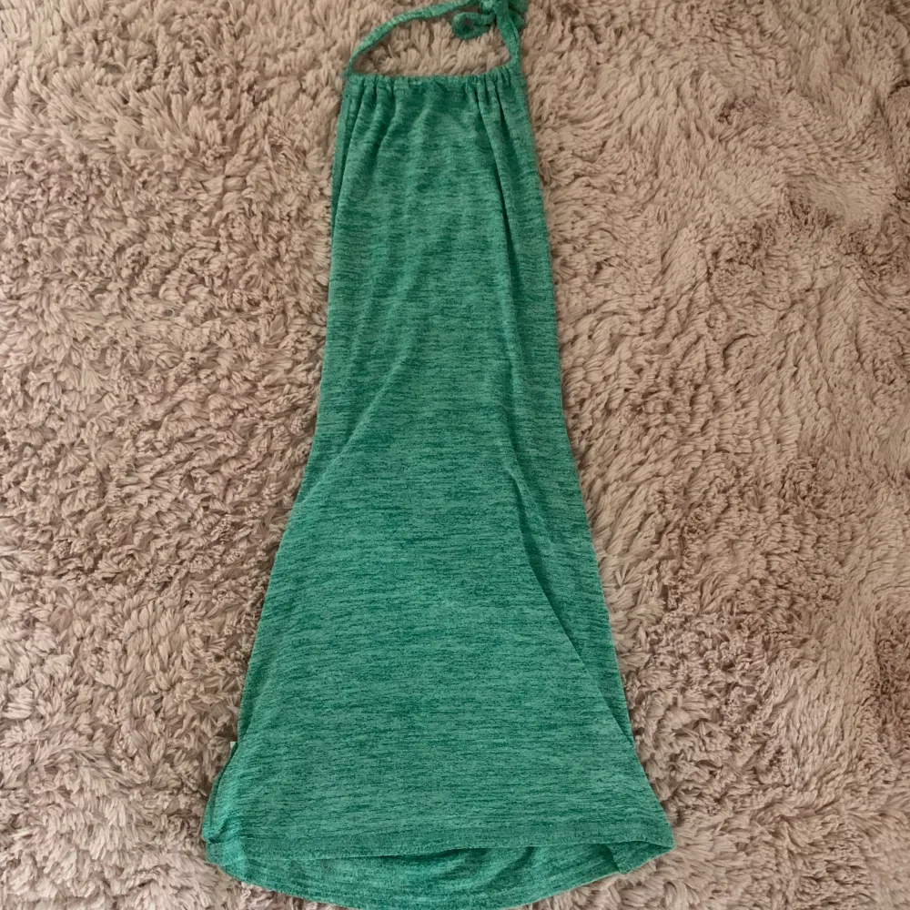 Säljer denna gröna klänningen med öppen rygg, aldrig använd. Skriv vid minsta lilla frågor eller fler bilder🩷 pris kan diskuteras.. Klänningar.