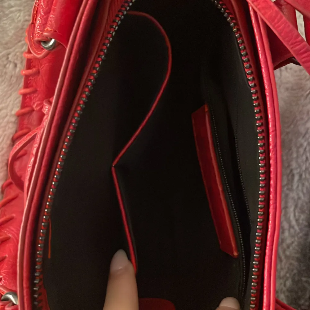 Röd balenciaga liknande väska ny. Vet inte vart den är ifrån. Skriv för mer bilder ❤️. Väskor.