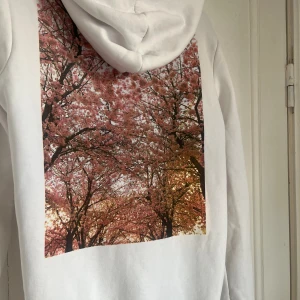 Vit hoodie - Vit hoodie med superfint tryck på ryggen! Sparsamt använd och är fortfarande väldigt fin❤️❤️❤️