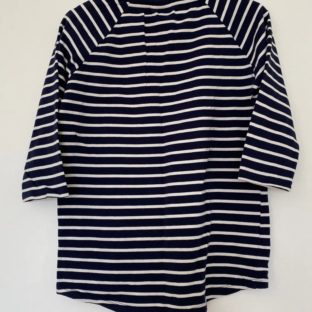 En randig tröja med trekvartslånga ärmar från Only Blå & vit färgad. Tröjor & Koftor.