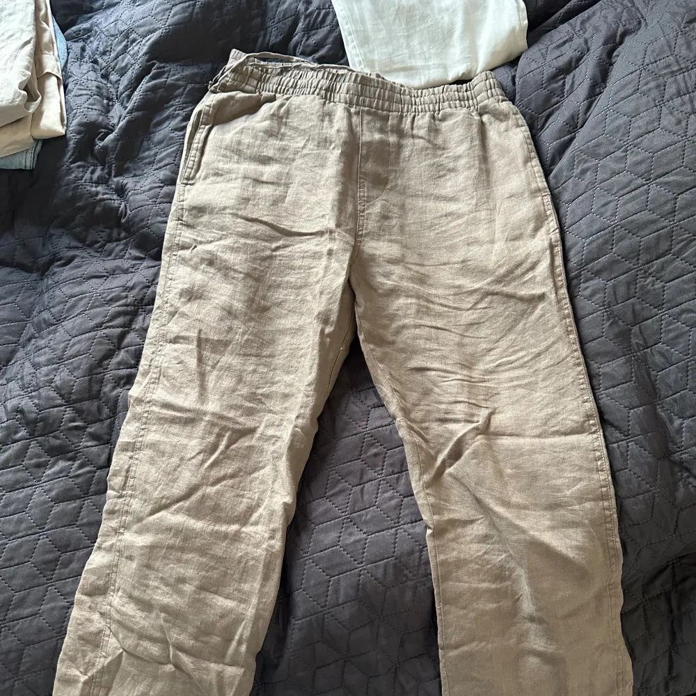 säljer dessa oanvända linnebyxor från HM då de är för små.  Skick 10/10 och perfekta t sommaren. Jeans & Byxor.