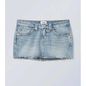 Jeanskjol - Säljer denna lågmidjade jeanskjolen från Weekday! Använd 1 gång, super fint skick💕skriv för frågor eller fler bilder!