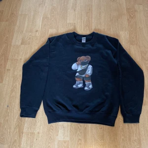 Svart tröja - Jag har inte använt tröjan mycket, ingen skada eller fläk. Ny pris 550