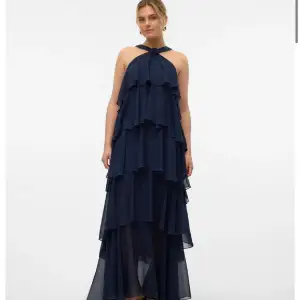 Säljer denna slutsålda klänning från Felicia Wedins kollektion tillsammans med Vero Moda i storlek S