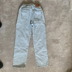 Ljus blå jeans  - Storlek 27 jättebra skick, nästintill oanvända. Justerbar midja. Loose fit är det. Originala pris cirka 500. Kontakta om du är intresserad