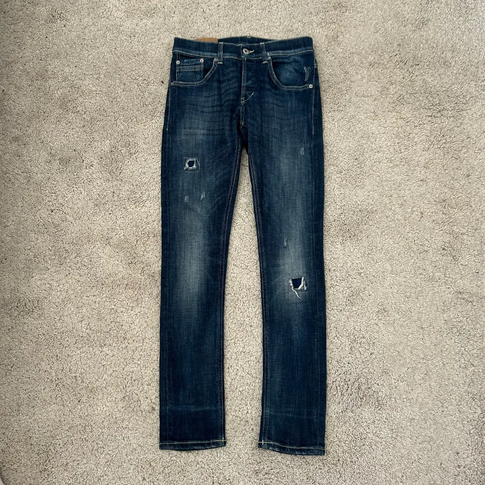 Tjena! Säljer nu dessa riktigt schyssta dondup jeans med tvätt och feta slitningar. Är extremt bra skick då de använts fåtal gånger. Tveka inte på att höra av er vid fler frågor eller funderingar!🙌🏽. Jeans & Byxor.
