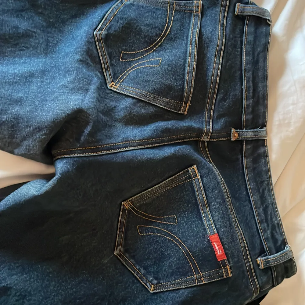 Låhmidjade, straight jeans som är köpta här på Plick men som inte föll mig i smaken. De passar däremot mig som är 166 perfekt i längden. Jeansen är i bra skick och pris kan diskuteras!!. Jeans & Byxor.