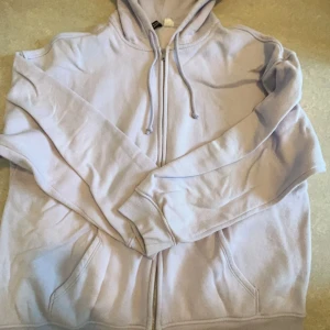 Pastel lila kofta - Super sött och skön men inte min still. 