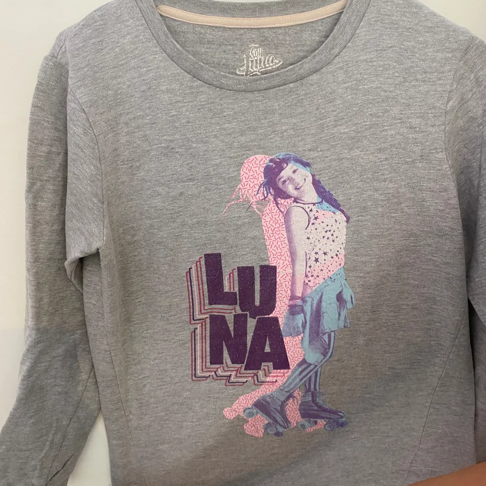 För Spy luna fans, den är helt ny, den är från riktiga klädbutiken soy luna och har Luna mitt på tröjan . Tröjor & Koftor.
