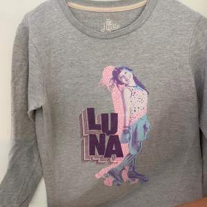 För Spy luna fans, den är helt ny, den är från riktiga klädbutiken soy luna och har Luna mitt på tröjan 